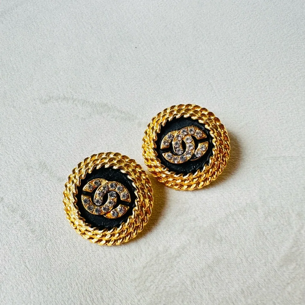 Like New ✨CHANEL vintage gold plated earrings ,crystal CC.